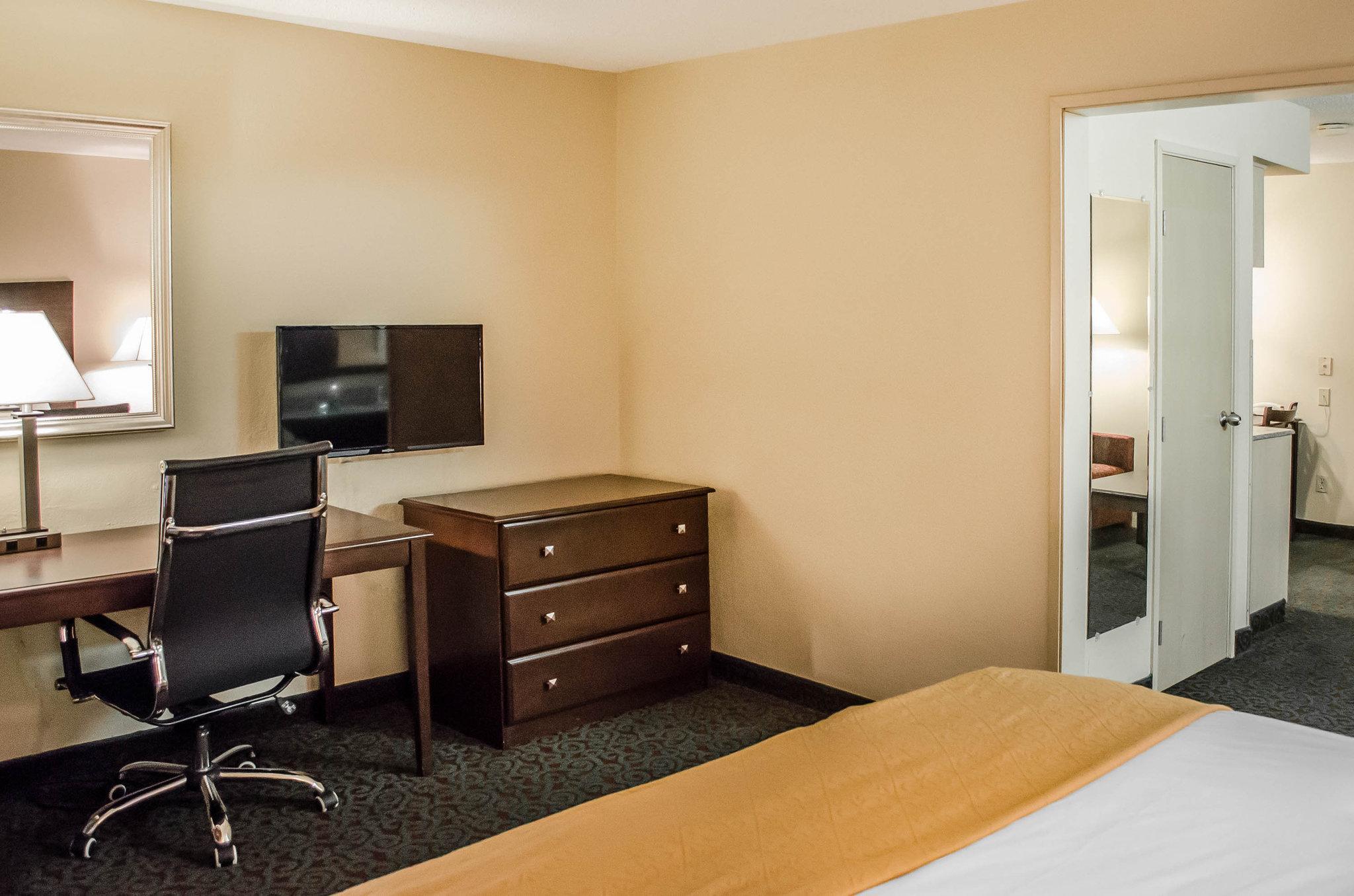 Quality Inn & Suites At Airport Blvd I-65 Мобил Екстериор снимка