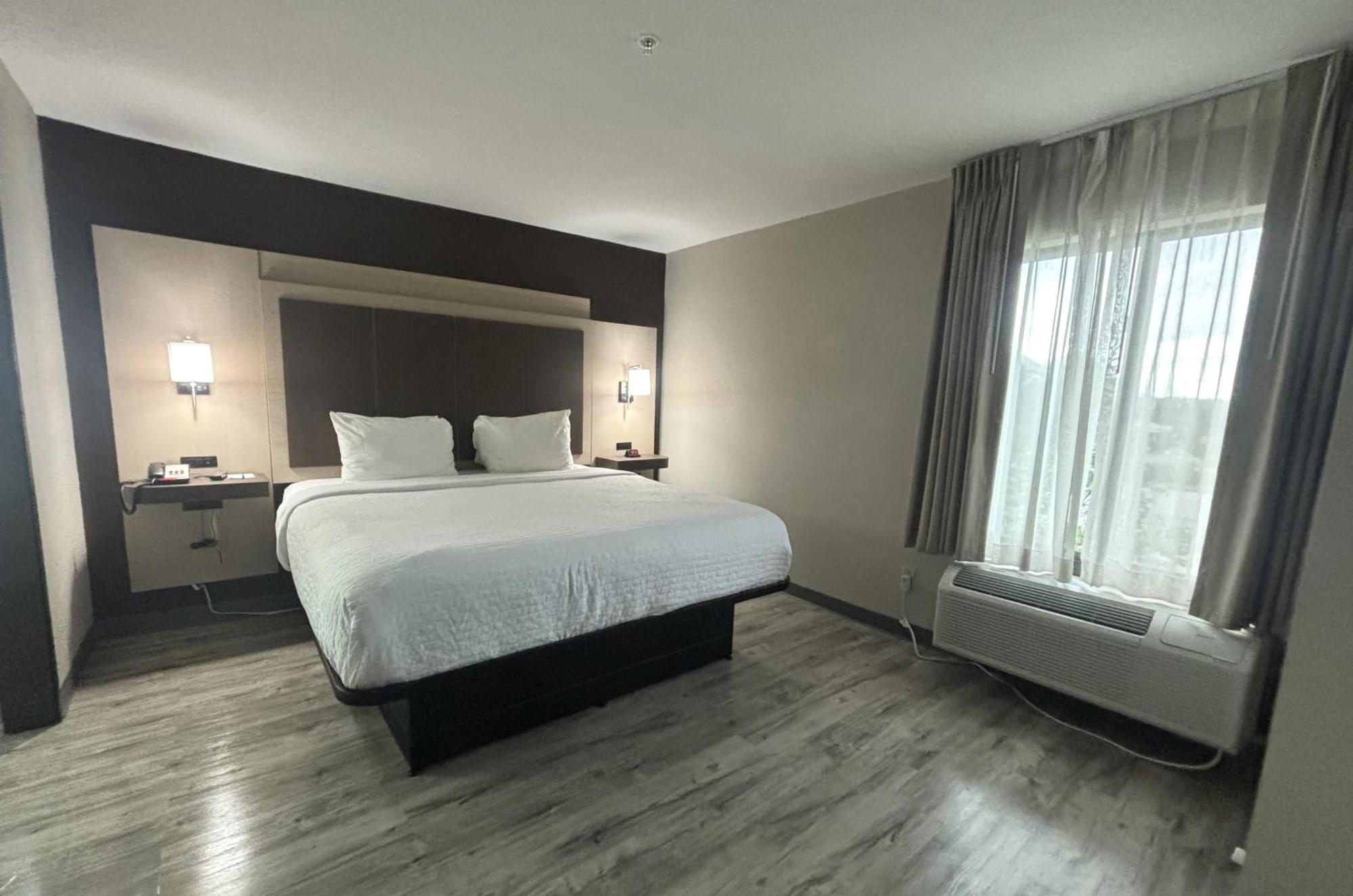 Quality Inn & Suites At Airport Blvd I-65 Мобил Екстериор снимка