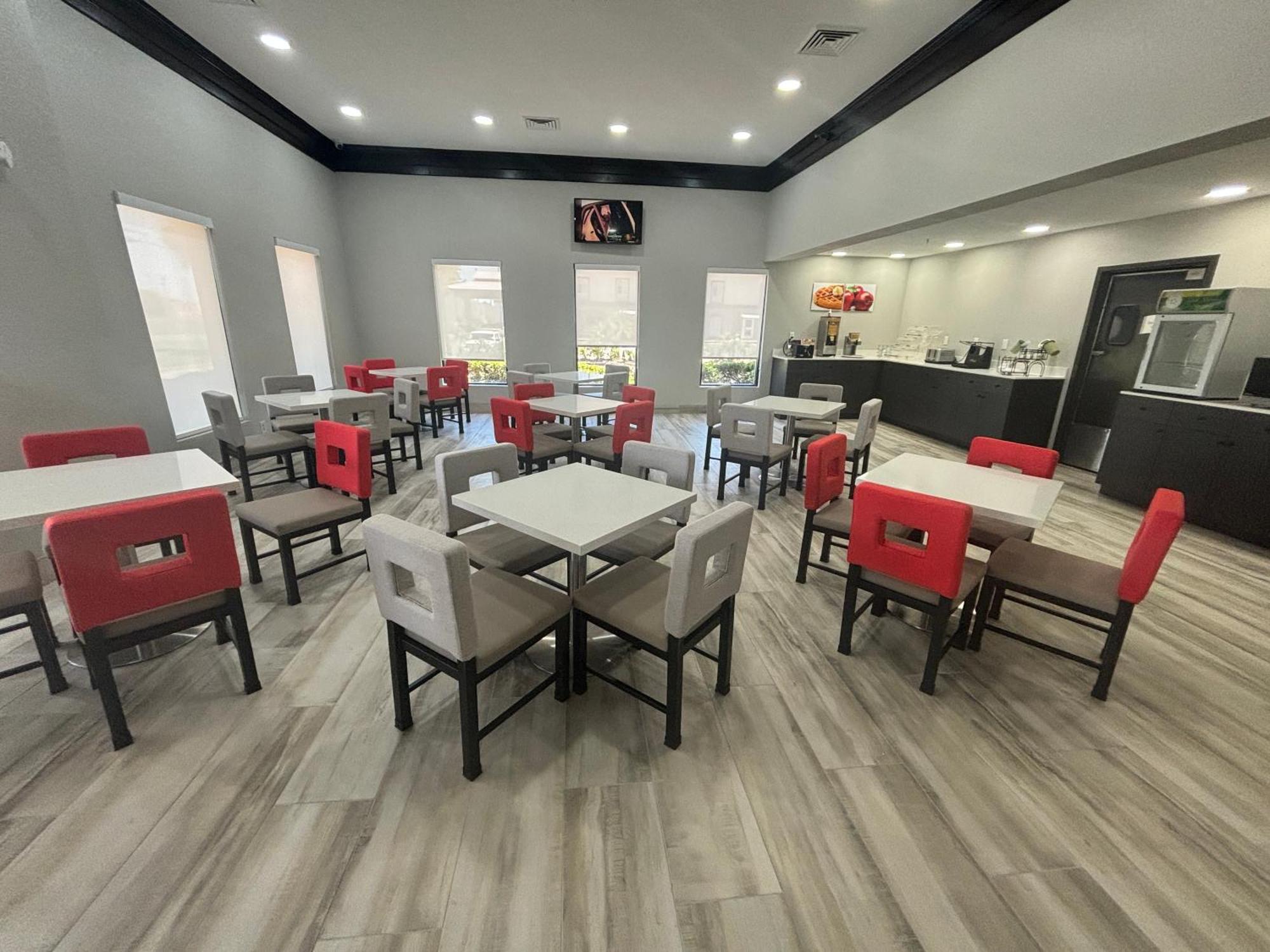 Quality Inn & Suites At Airport Blvd I-65 Мобил Екстериор снимка