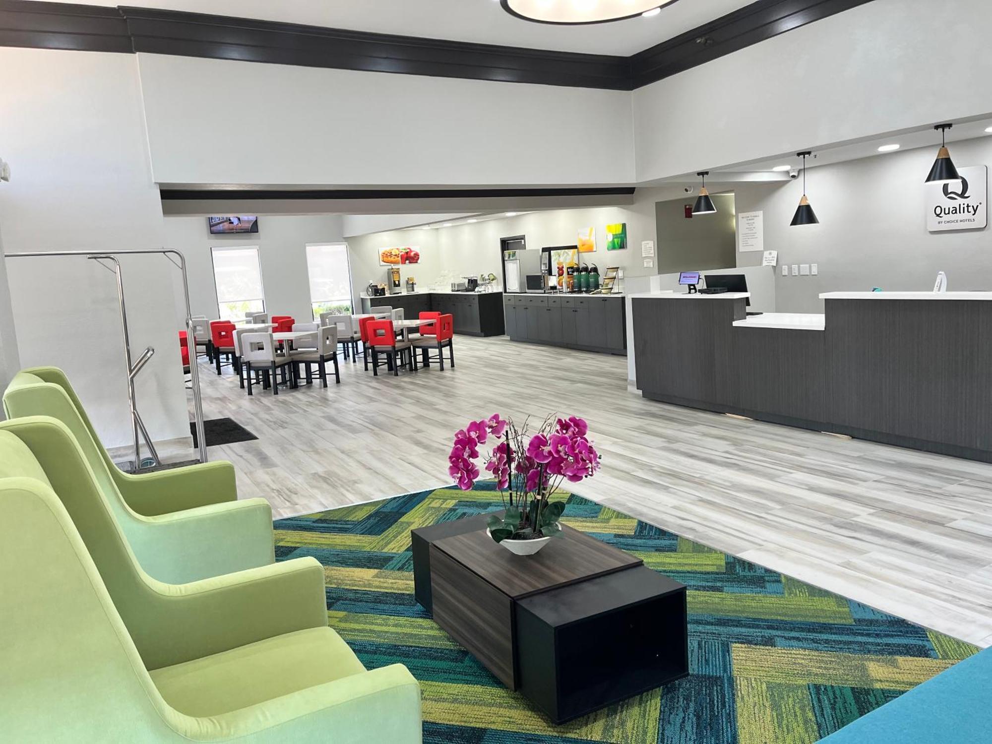 Quality Inn & Suites At Airport Blvd I-65 Мобил Екстериор снимка