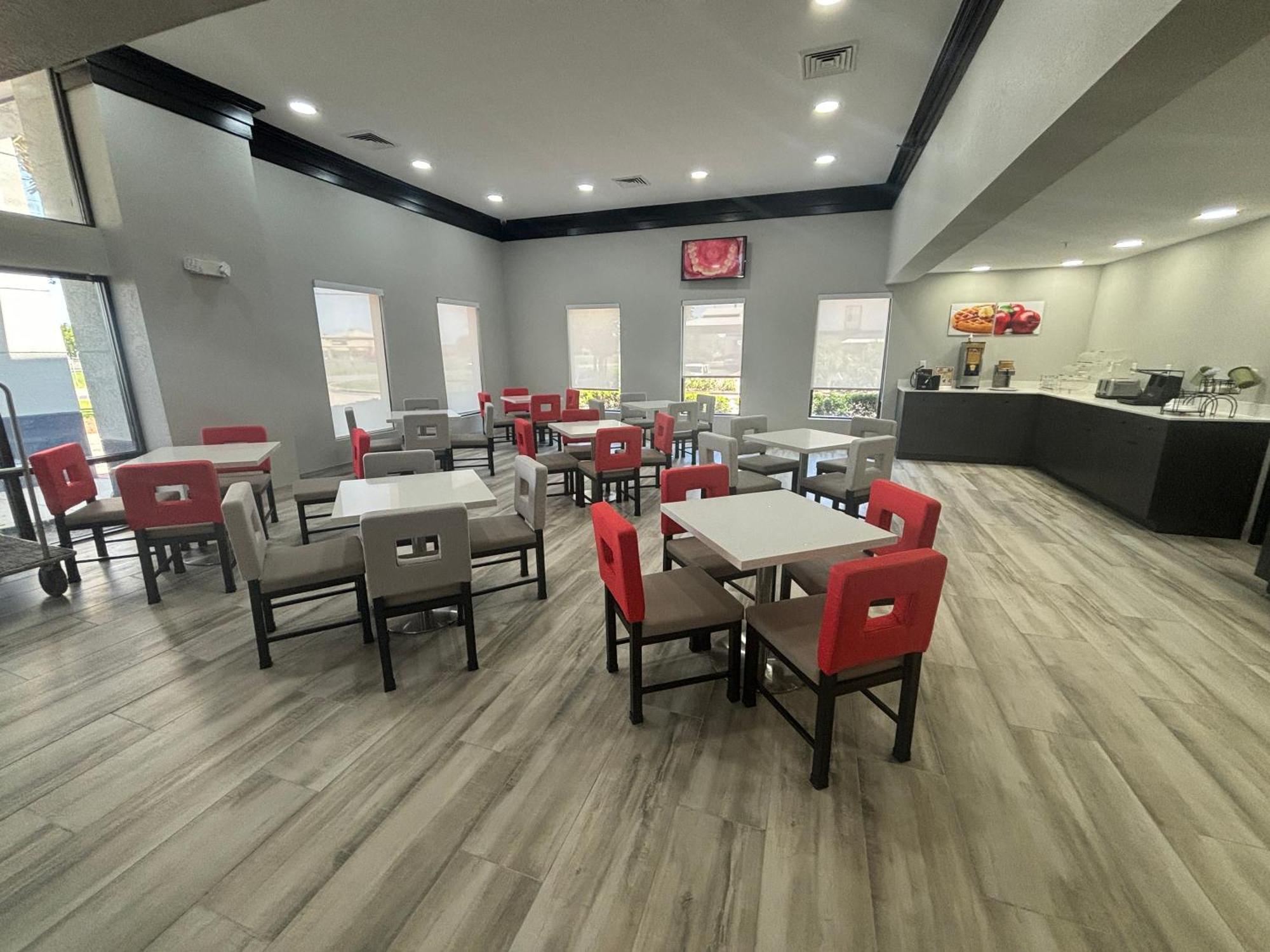 Quality Inn & Suites At Airport Blvd I-65 Мобил Екстериор снимка