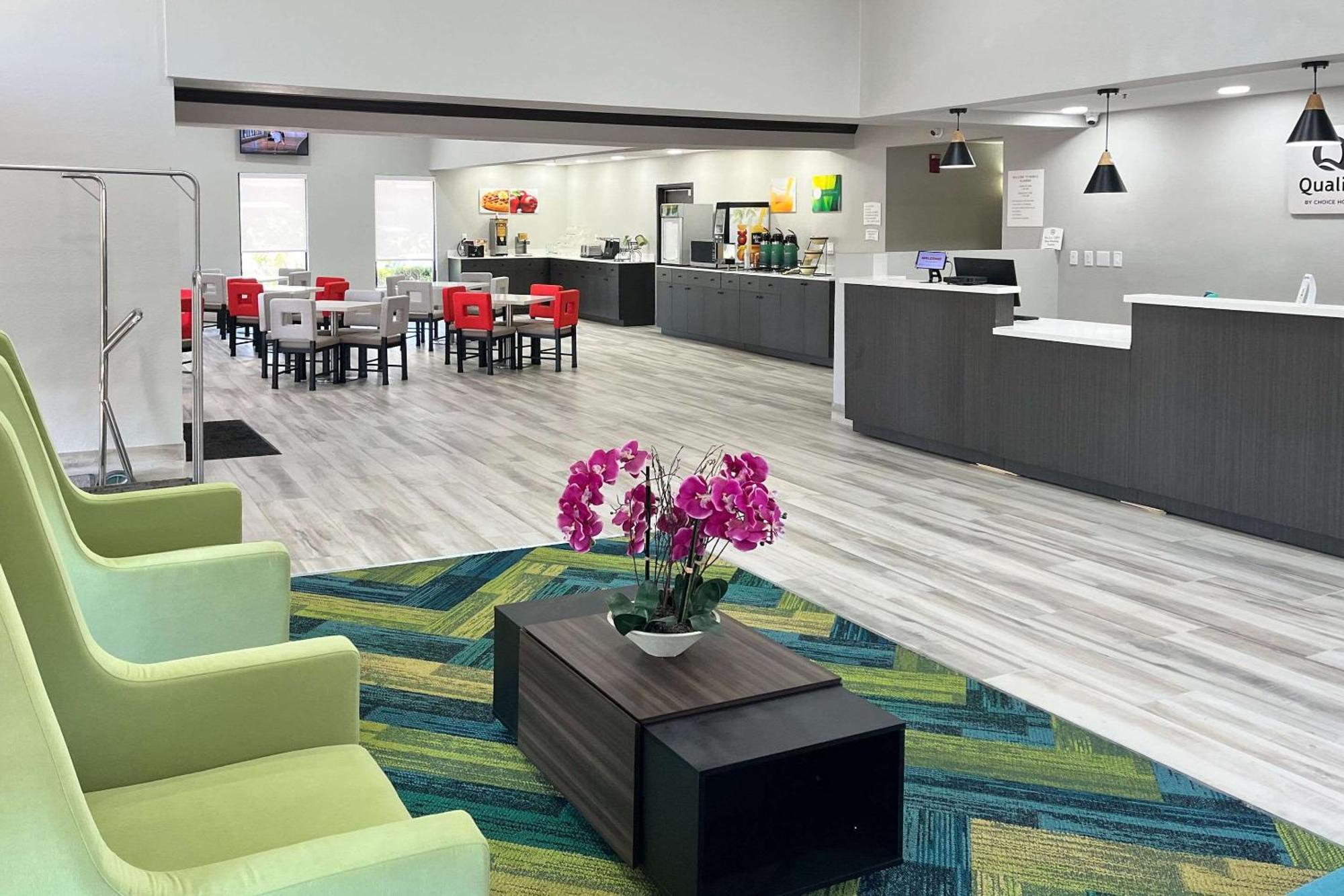 Quality Inn & Suites At Airport Blvd I-65 Мобил Екстериор снимка
