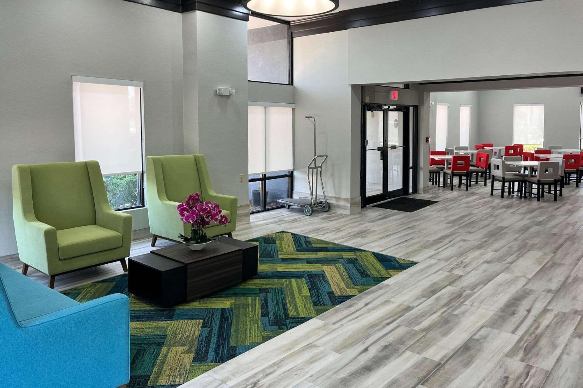 Quality Inn & Suites At Airport Blvd I-65 Мобил Екстериор снимка